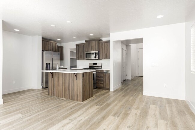 Building Photo - 4 bed | 2 1/2 bath | 2 car garage in Desert Canyon with washer/dryer/fridge