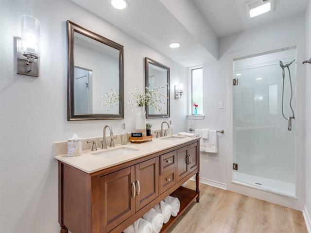 Building Photo - 2310 Oakwood Ln