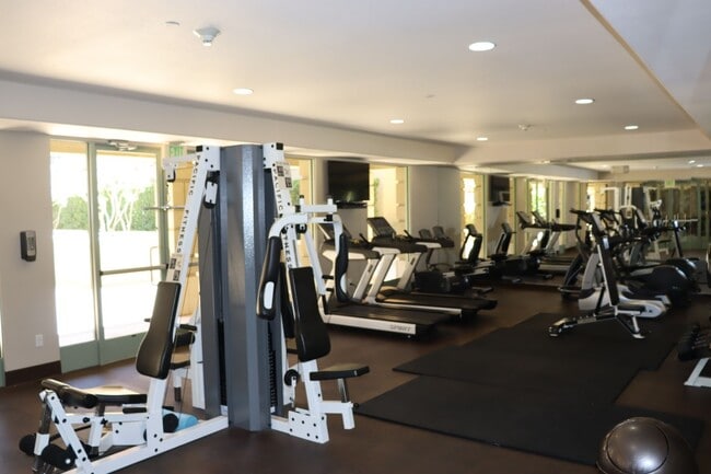 Building Photo - Spacious Downtown Condo
