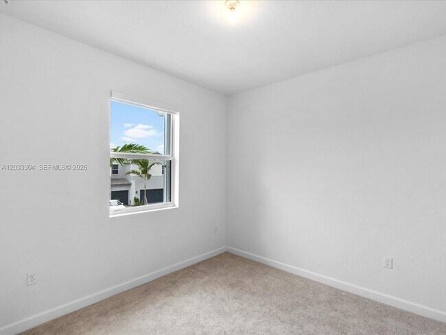 Building Photo - 106 SW 184th Ave