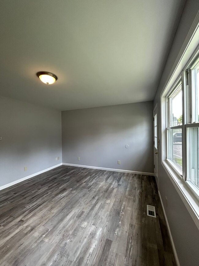 Building Photo - Remodeled 2 Bedroom Duplex