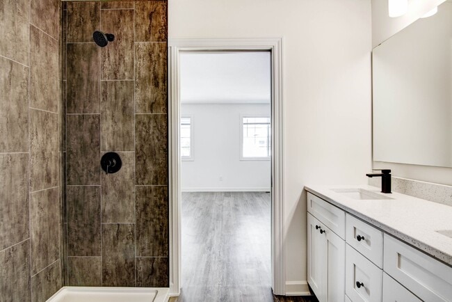 Building Photo - 3 Bedroom Town Home