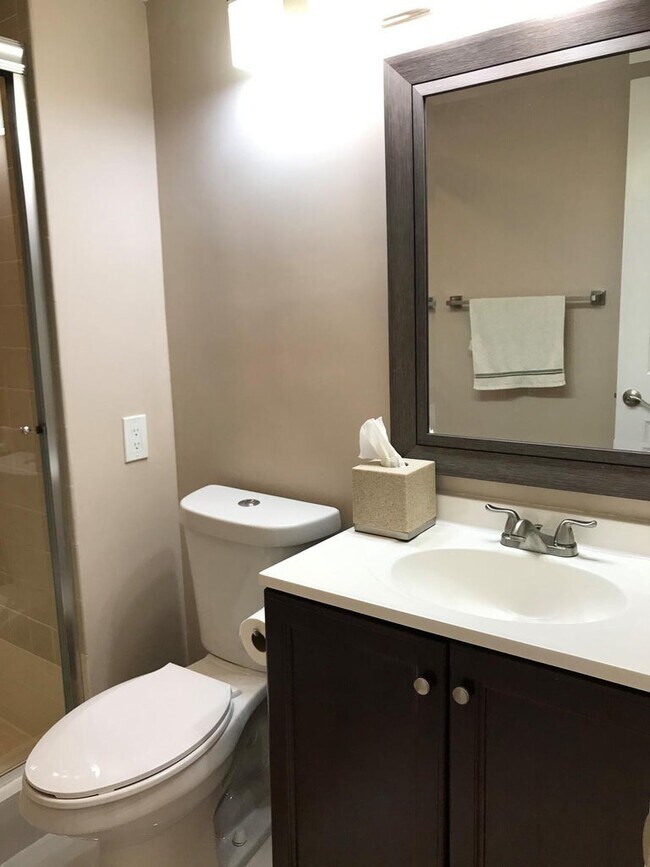 Building Photo - 5519 Fairway Park Dr