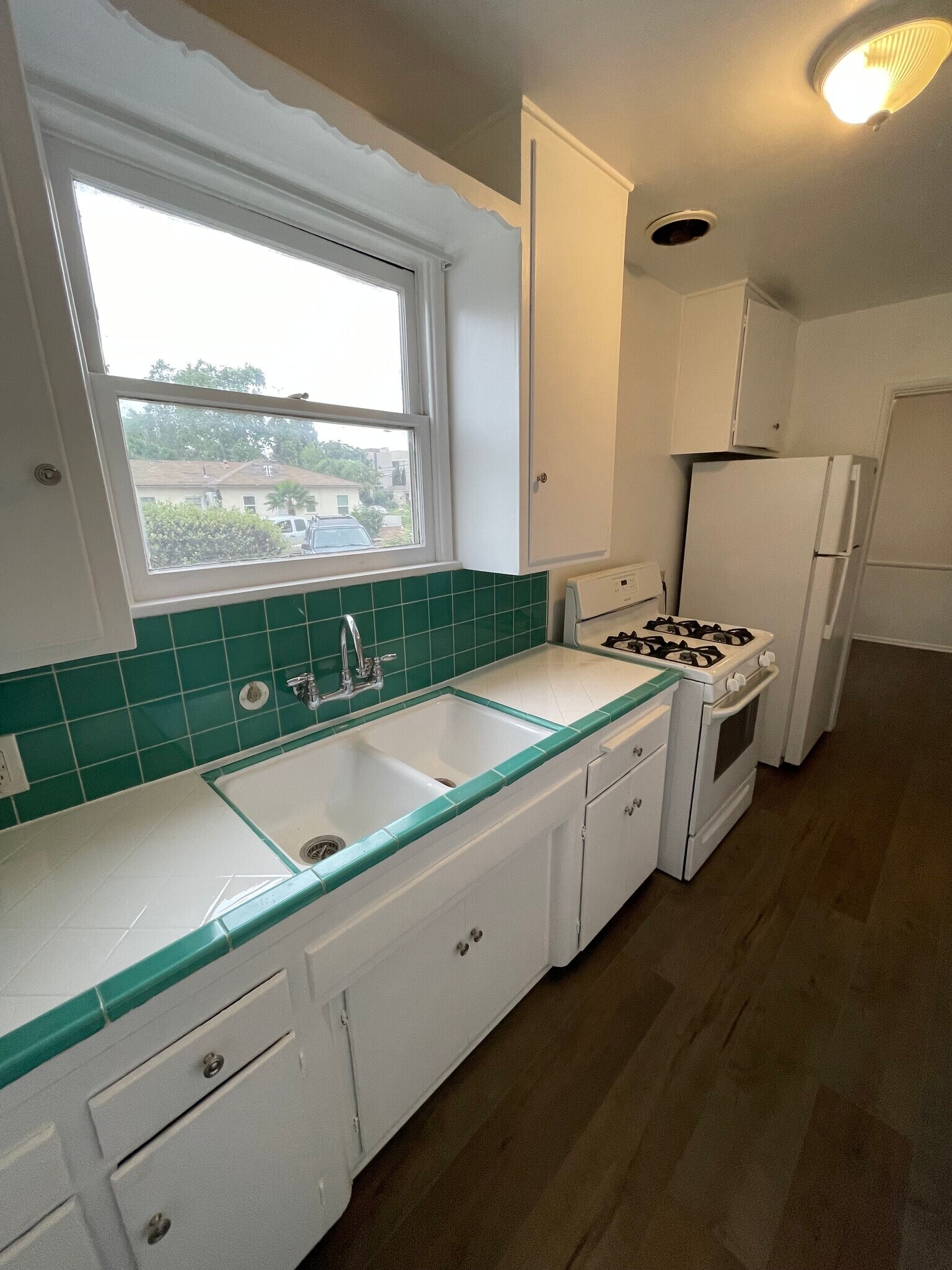 Building Photo - 334 W Alameda Ave