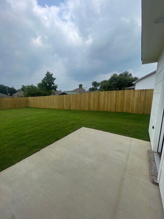Building Photo - 110 S Rainbow Dr