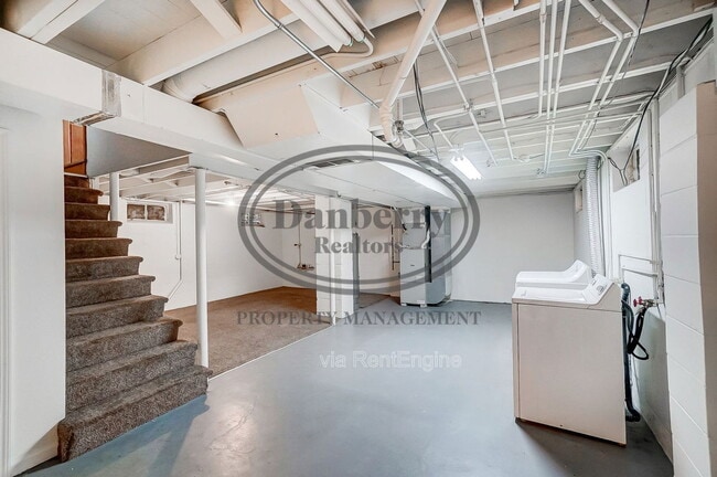 Building Photo - 347 Darrow Ave