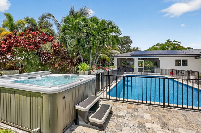 Building Photo - 600 NE 4th St