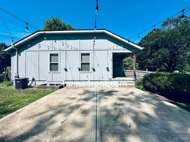 Building Photo - Overland Park Raised Ranch, Primary Suite ...