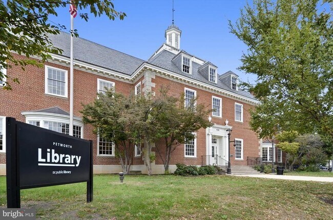 Building Photo - 416 Longfellow St NW