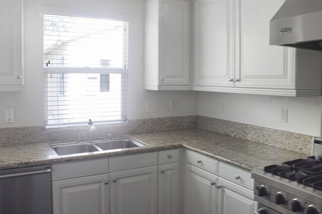 Building Photo - 2480 E Villa St