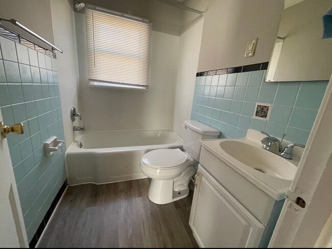 Building Photo - Stunning 2 Bedroom Townhome