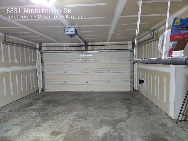 Building Photo - 6851 Middleboro Dr