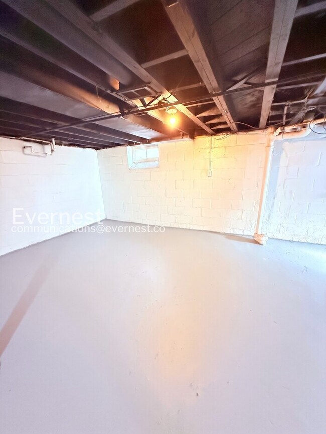 Building Photo - 3 Bed/1 Bath Home with Off-Street Parking / Pet-Friendly / Vouchers Accepted / Available Now!