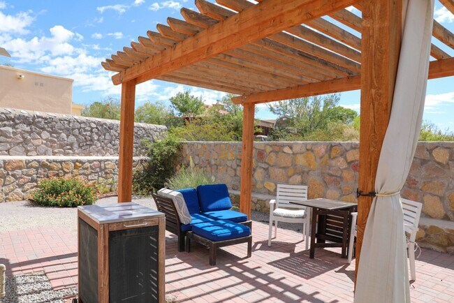 Building Photo - 2 Bed, 2 Bath Townhome