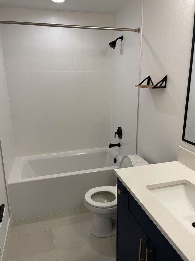 Building Photo - Nice 2-bed, 2-bath townhouse near Green La...