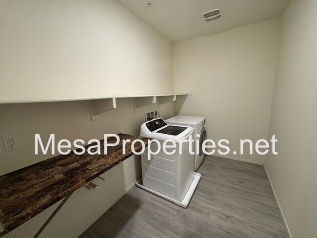 Building Photo - 3134 E La Avenida Dr