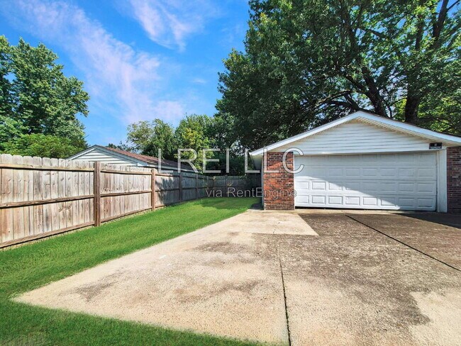 Building Photo - 818 Iroquois Ave