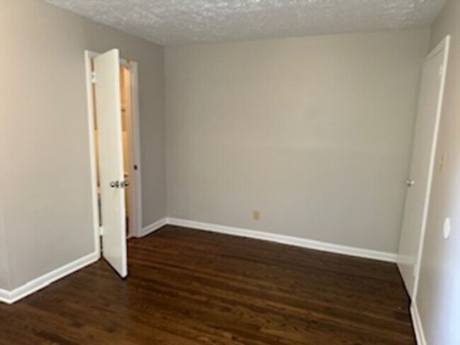 Building Photo - Newly Renovated Unit!