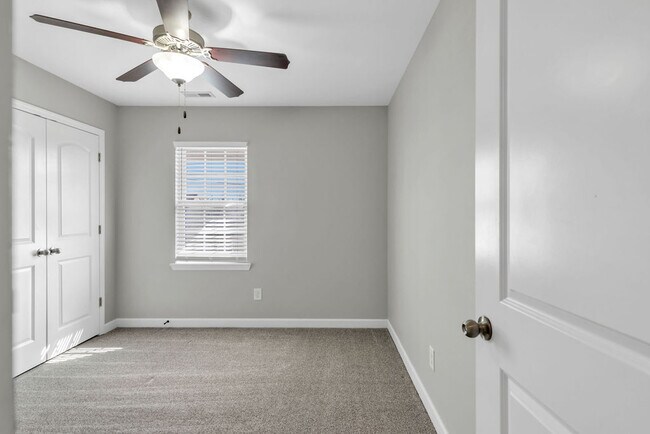 Building Photo - 303 Sinclair Ln