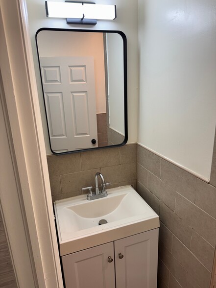 Building Photo - 587 Grove St