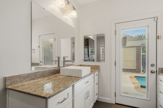 Building Photo - 14207 Woodville Gardens Dr