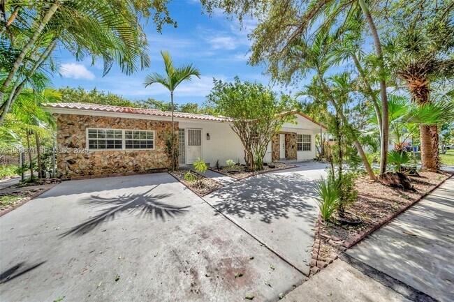 Building Photo - 840 NE 182nd St