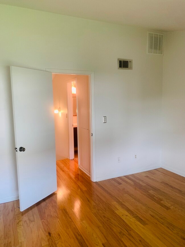 Building Photo - 4523 La Carmen Ct