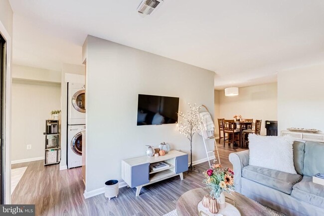 Building Photo - 11260 Chestnut Grove Square