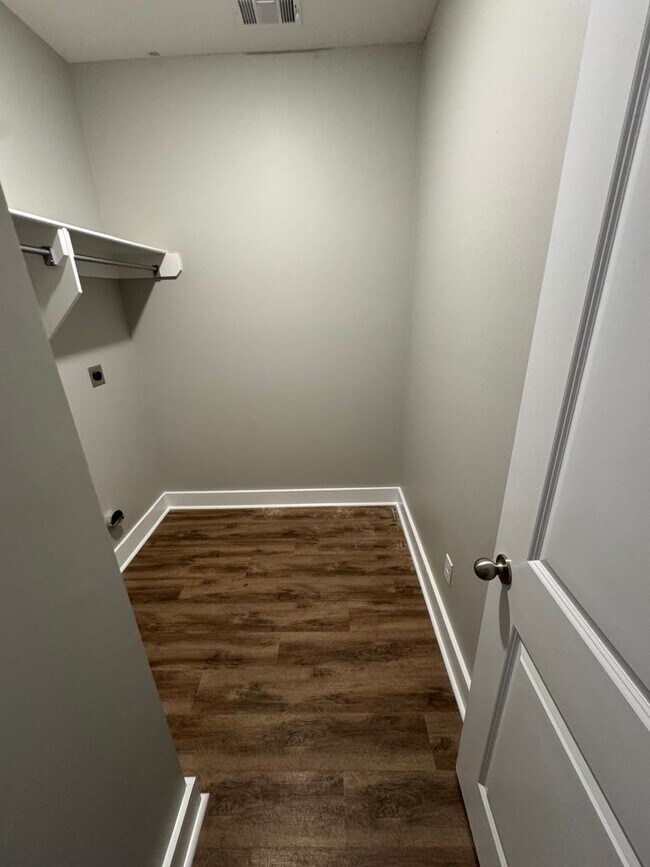 Building Photo - Beautiful 3 Bedroom, 2 Bath Craftsman-Styl...