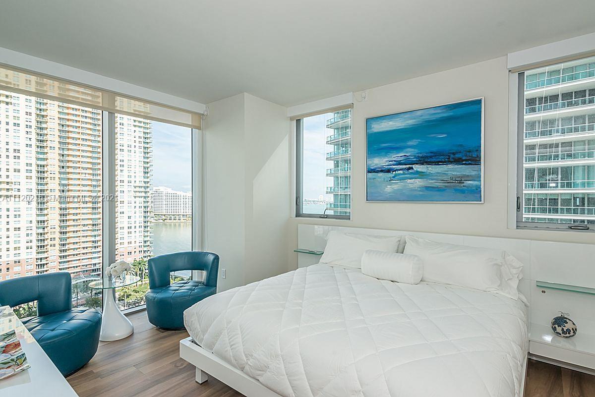 Building Photo - 1300 Brickell Bay Dr