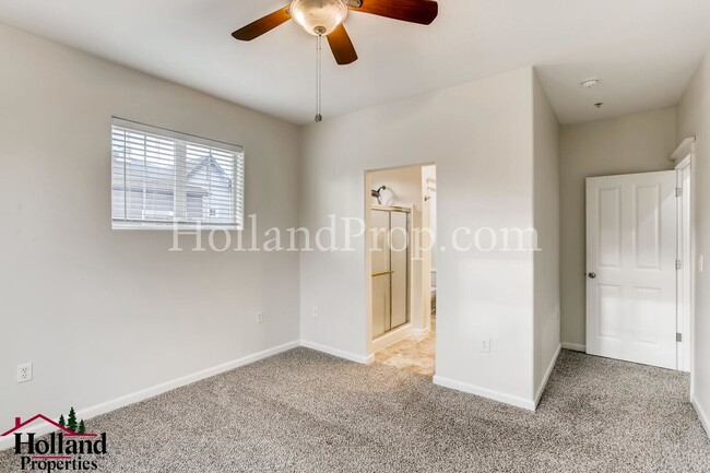 Building Photo - Wonderful 3 Story Condo in Hillsboro!
