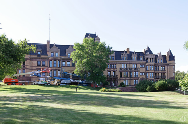 Primary Photo - Munger Terrace Apts