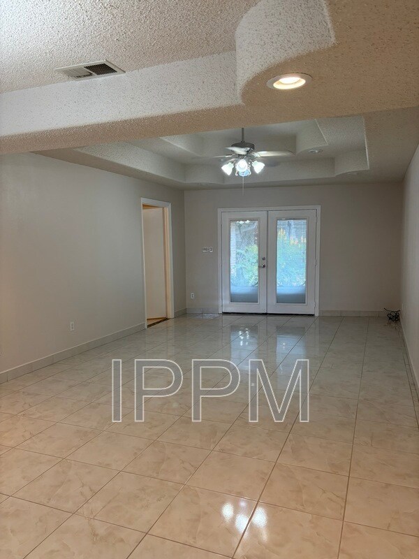 Building Photo - 1500 Palm Valley Dr W
