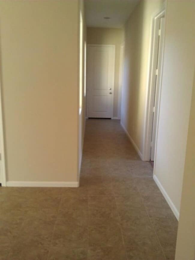 Building Photo - Beautiful 2014 Built Home - 5 bed 4 bath i...