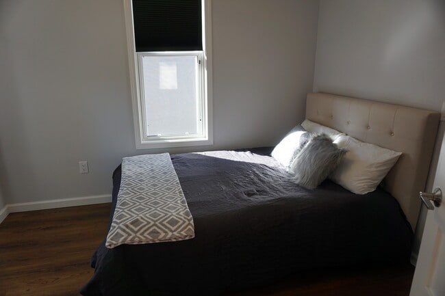 Building Photo - New modern 2 bed / 1 bath with fenced yard...