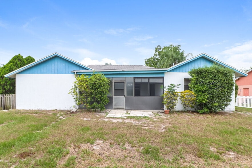 Building Photo - 2225 Hidden Meadows Dr E