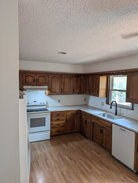 Building Photo - 430 N Persimmon Dr