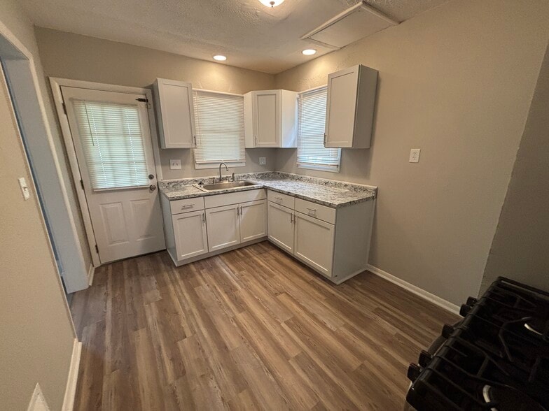 Building Photo - 3524 Leybourn Ave