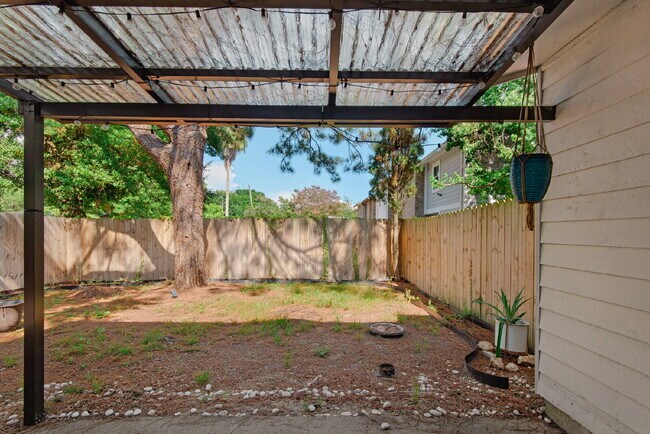 Building Photo - "Charming 2-Bed Townhouse Retreat in Fort ...