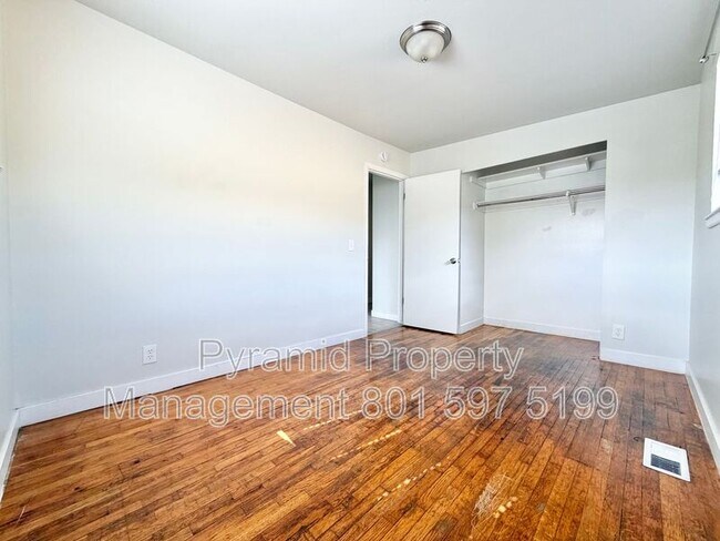 Building Photo - 724 30th St