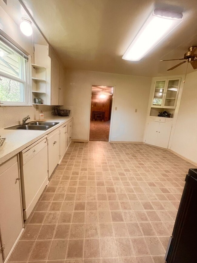 Building Photo - 3 Bedroom House, Available Now!