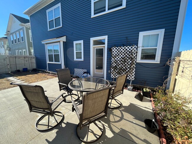 Building Photo - 4 Bedroom, 3.5 Bath Condo in Coveted Spenc...