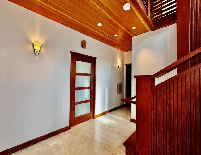 Building Photo - Private. Polished. Perfectly Larkspur.