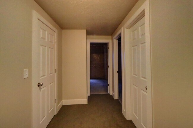 Building Photo - 3 bedroom Ivory Ridge Townhome