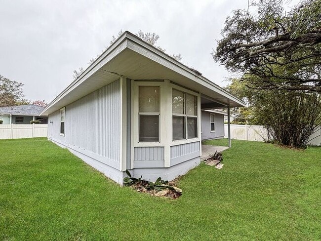 Building Photo - 1621 Dorset Dr