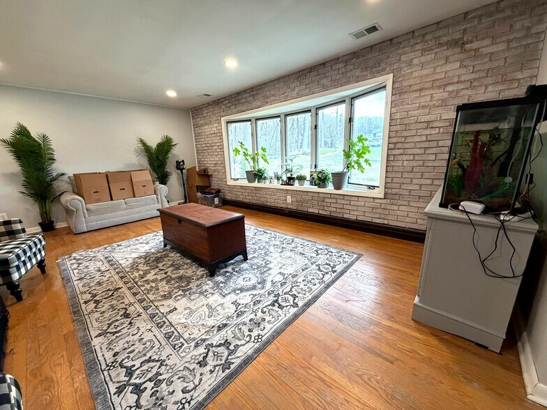 Building Photo - 2119 Oaklyn Dr