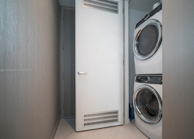 Building Photo - 18975 Collins Ave