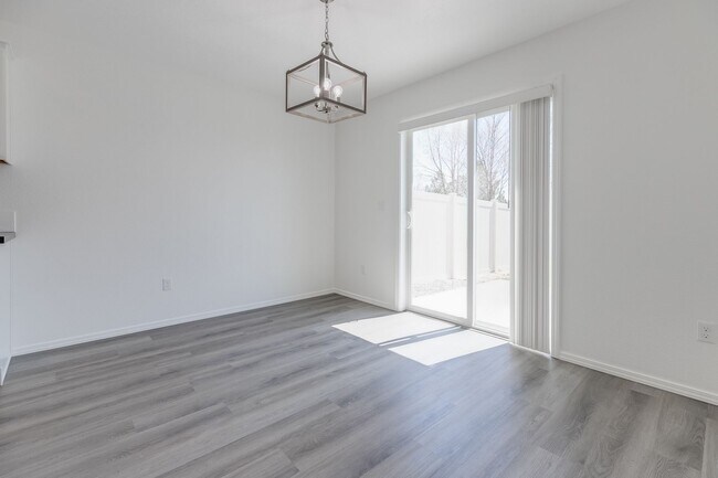 Building Photo - 3 Bedroom Townhome Available