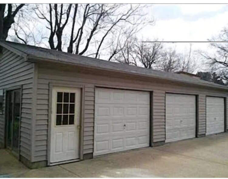 Building Photo - 2257 E Eichel Ave