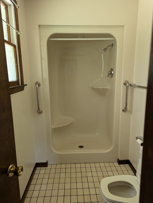 Building Photo - Nicely Renovated 2 Bedroom/2  Bath in Bon ...